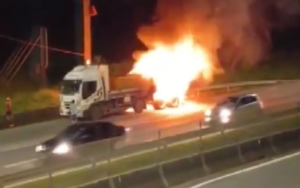 Caminhão tem pane elétrica e pega fogo na Fernão Dias, em Cambuí, MG — Foto: Reprodução/EPTV